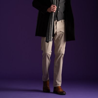 Uomo con pantalone chinos armaturato stretch